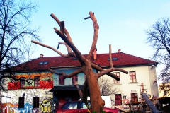 Gesamtkunstwerk Metelkova: Anamarija Volk & Primož Karba (Mizzart) - Gugalno drevo (Mizzart) (2006)