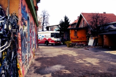 Gesamtkunstwerk Metelkova: Škratov vrt (Prihod bibliobusa) (2007)